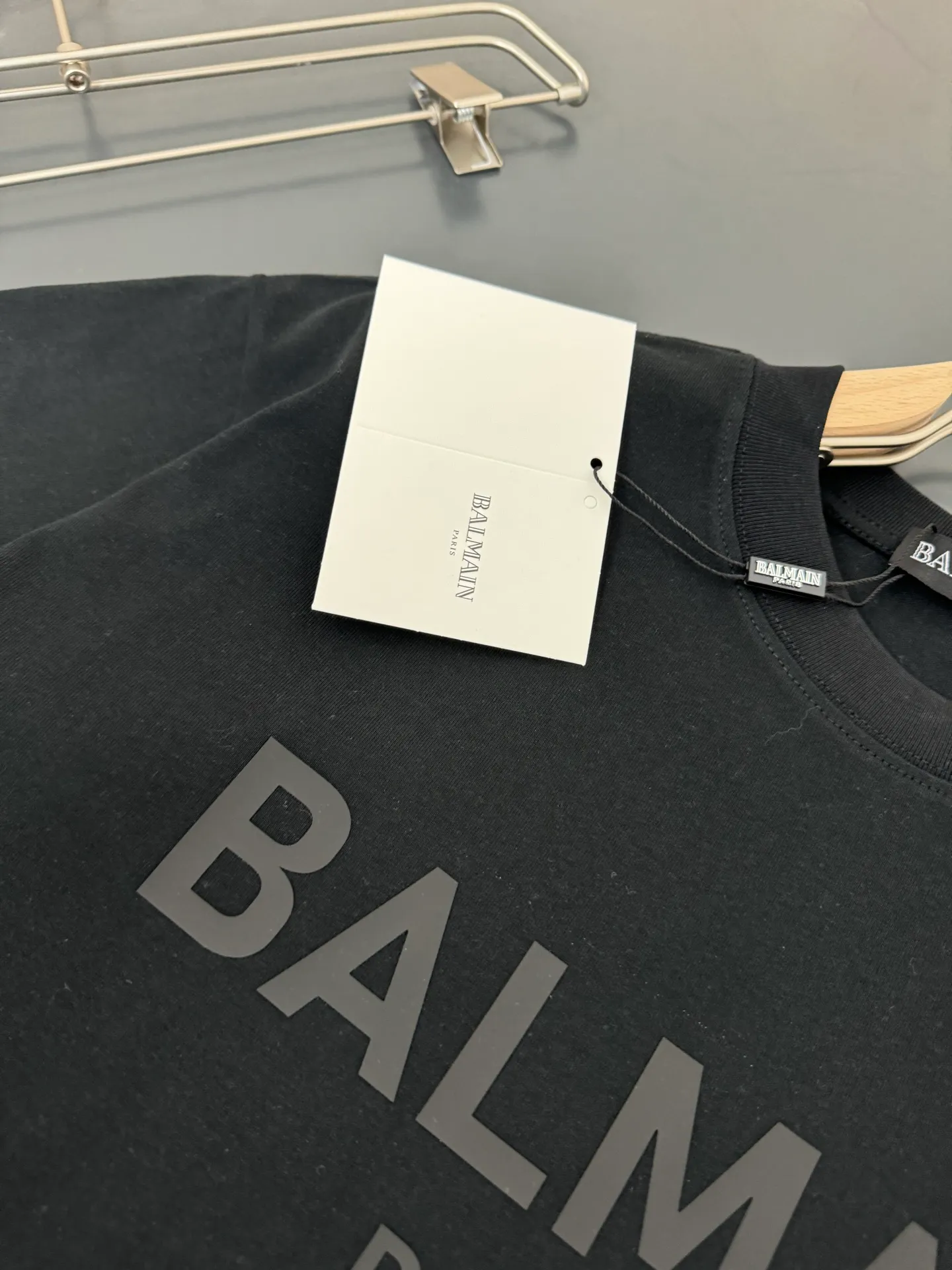 Balmain Balmain g-gram heavy cotton t-shirt thick Breathable loose fit Silicone process logo design Spring and summer New Arrival round neck fashionable short-sleeved t-shirt Comfortable against the skin, durable and easy to wear The original craftsmanship is meticulous, a must-have for casual Versatile Color: Black White Sizes: S M L XL XXL